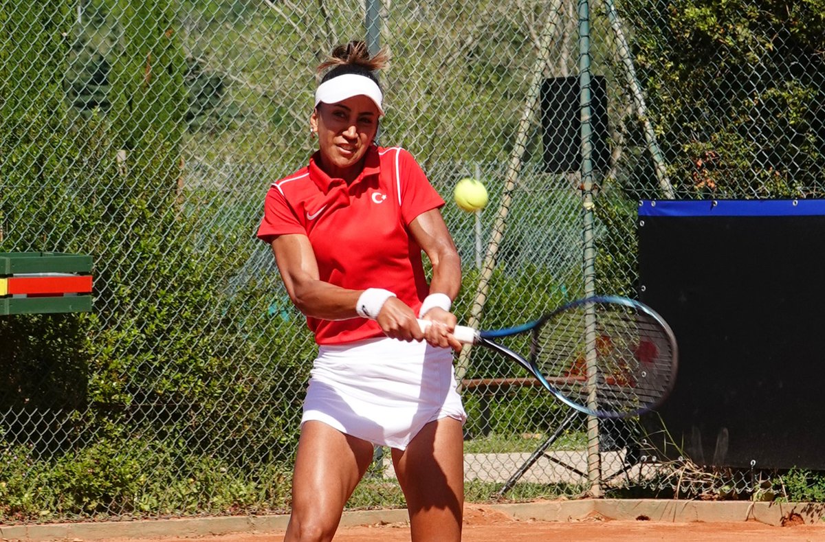 ✅ Billie Jean King Cup'ta son günü galibiyetle noktaladık!

Macaristan ile karşı karşıya geldiğimiz günden 3-0'lık zaferle ayrıldık.

İlk maçı Çağla Büyükakçay (@CaglaBuyukakcay) kazanırken, diğer iki maçtan rakibimiz çekildi.

#TürkTenisi • #BillieJeanKingCup