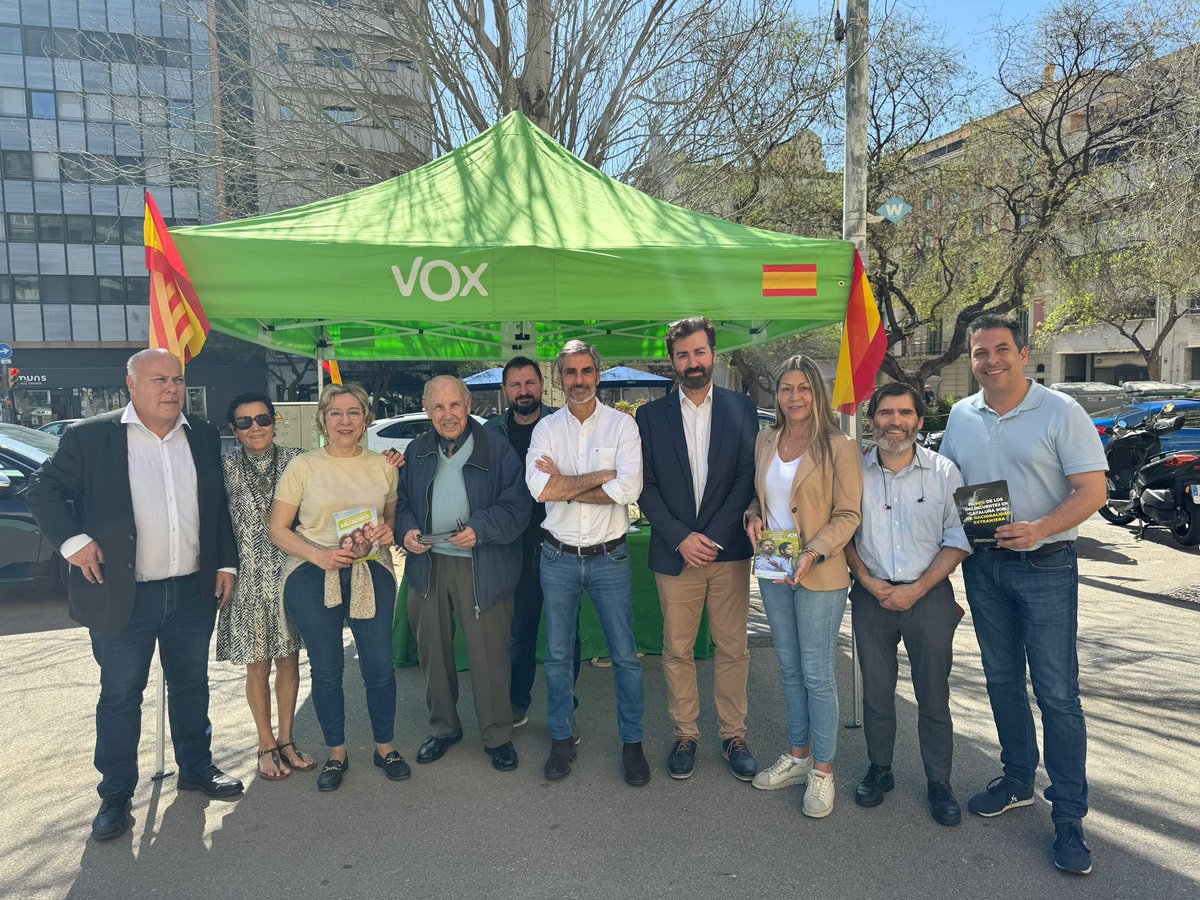 Hoy @VOXSarria en la Plaza Molina, dando testimonio público de las ideas que van a mejorar la vida de nuestros vecinos. 

Ningún rincón de nuestros barrios sin visitar. Ninguna plaza sin izar nuestras banderas. #EnDefensaPropia #SSTG
