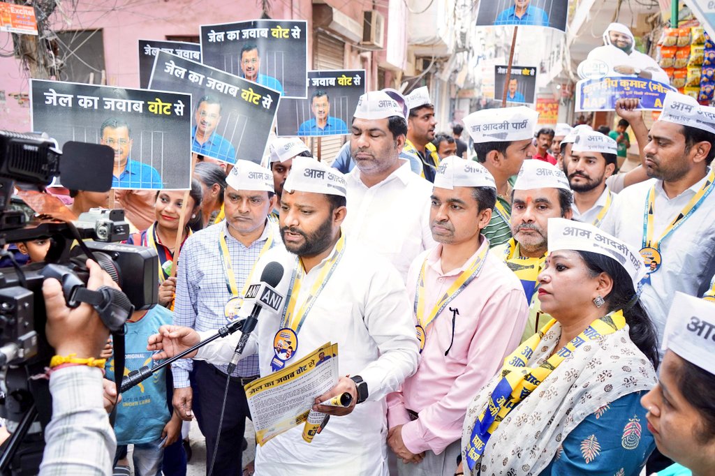 आज पटपड़गंज विधानसभा में तिमारपुर से विधायक श्री @dilipkpandey जी ने पूर्वी दिल्ली लोकसभा उम्मीदवार @KuldeepKumarAAP जी के साथ डोर 2 डोर अभियान के तहत जनसम्पर्क किया! जनता दिल्ली के बेटे CM @ArvindKejriwal जी के साथ हुए अन्याय का बदला अपने वोट से लेगी! #जेल_का_जवाब_वोट_से