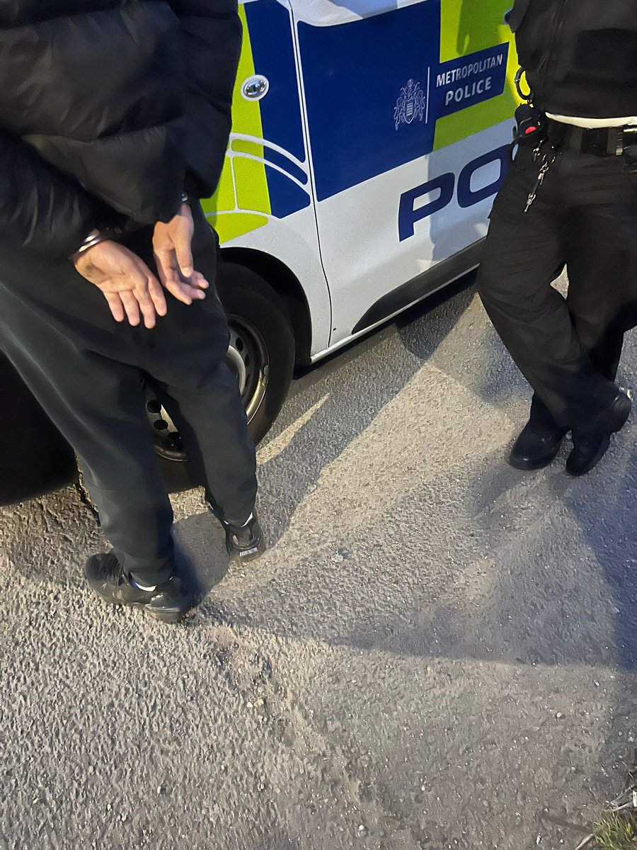 Excellent result last night alongside @MPSSouthbury & @MPSGrangeYE ! Not one but TWO less dangerous weapons off the street and two males currently in custody awaiting charge.