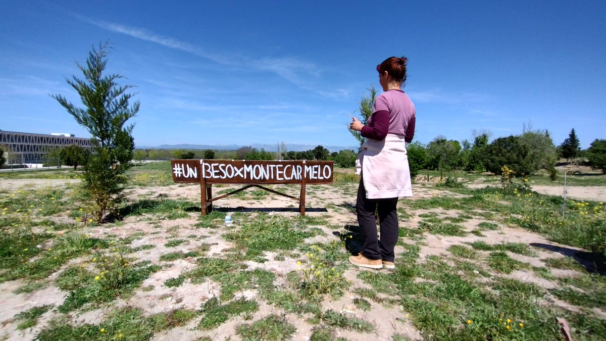 Por el #DiaInternacionalDelBeso vecin@s de #Montecarmelo se unen una vez + para llevar este banco al corazón verde 💚 del barrio @bcarabante dice que este paraíso entre 3 coles y junto a casas es ideal para el #megacantón y #SELUR. ¿Y tú? Ven y hazte 1 📷 #UnBESOxMONTECARMELO