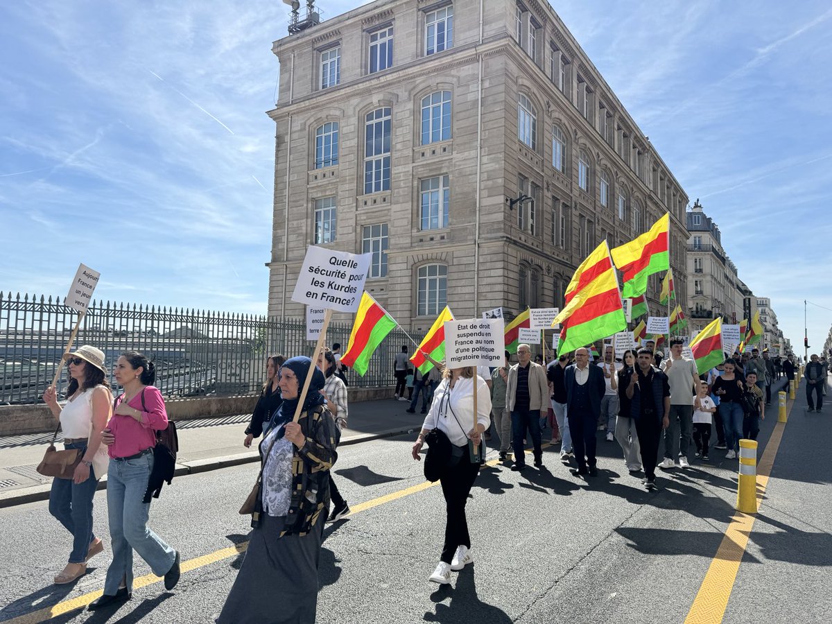 Nous marchons pour dénoncer la collaboration de la France avec la dictature turque suite à l’expulsion du militant kurde Serhat Gültekin, qui est actuellement enfermé dans les geôles turques