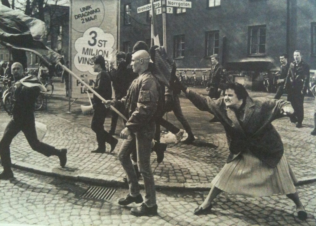 #OtD 13 Apr 1985 Danuta Danielsson, the Polish-Jewish daughter of a Holocaust survivor, hit a neo-Nazi on the head with her handbag in Växjö, Sweden. The Nazis were then chased out of town. We have some anti-fascist merch here to help fund our work: shop.workingclasshistory.com/collections/an…