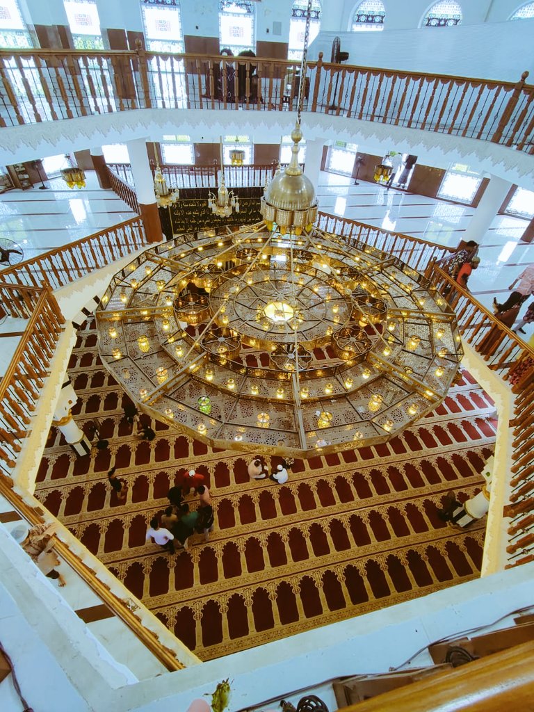 iamrinaf's tweet photo. Al Aqsa Grand Jumma Masjith is a large and beautiful mosque located in Kattankudy, Sri Lanka. It is the third largest mosque in Sri Lanka, and is considered to be one of the most important religious sites in the country for Muslims. https://t.co/epvYdVjQ57