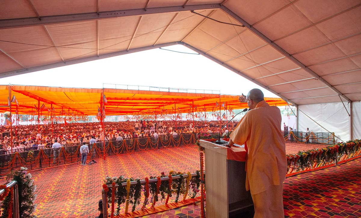 मोदी जी को वोट देने पर विकास होता है, सुरक्षा मिलती है, आस्था का सम्मान होता है, गरीब-कल्याण की परियोजनाएं बनती हैं। आप अच्छे नेता को चुनते हैं तो अच्छे परिणाम आते हैं। यही तो है मोदी की गारंटी।

'बांसुरी नगरी' पीलीभीत का यह जन-उत्साह बता रहा है कि यहां फिर विकास का कमल खिलने जा…