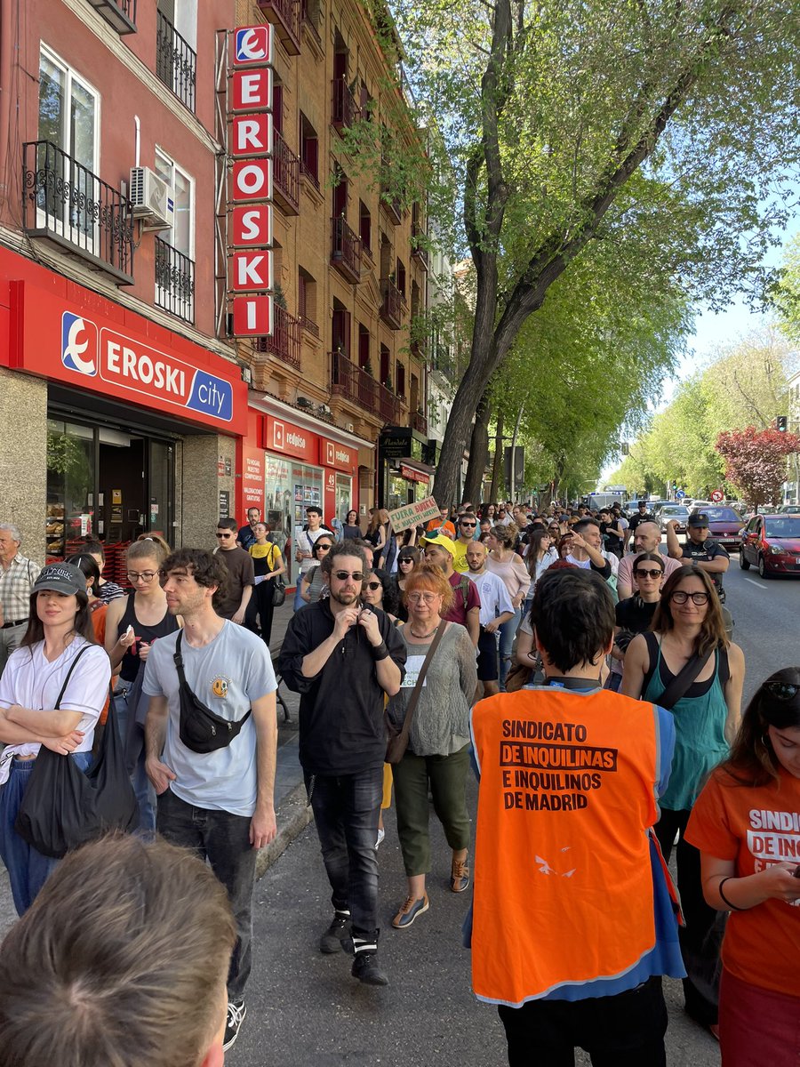 Quienes destrozan nuestros barrios tienen nombres y apellidos. Hoy más de 300 personas hemos señalado a Madlyn, el fondo buitre que está gentrificando Puerta del Ángel. No vamos a parar hasta echarlos a todos. Únete a la resistencia. Afíliate al Sindicato✊🏾