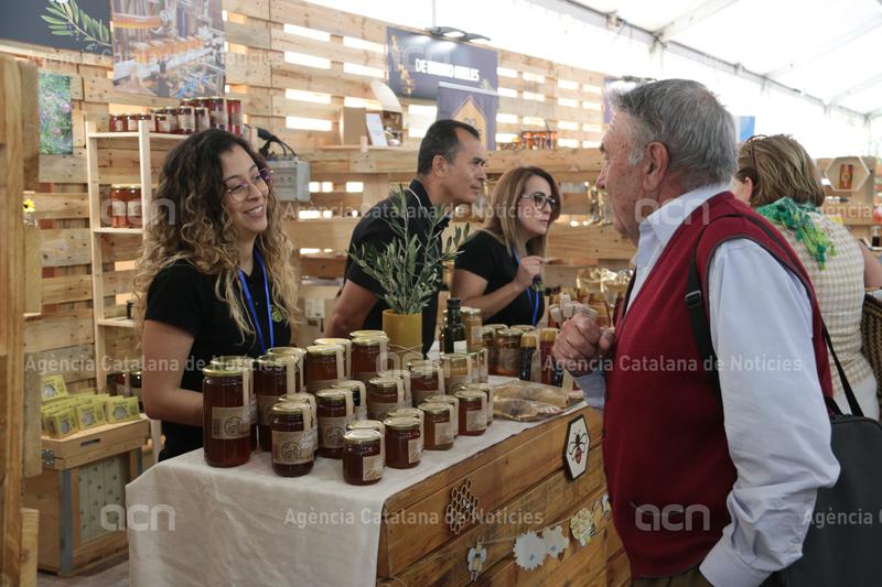 La fira de la mel i l'oli del Perelló es reinventa per potenciar la proximitat i qualitat en els nous patrons de consum. Una dotzena d'expositors locals mostren els seus productes i noves línies de negoci en la 144a edició de Firabril.

ow.ly/UAG150RfyMH
