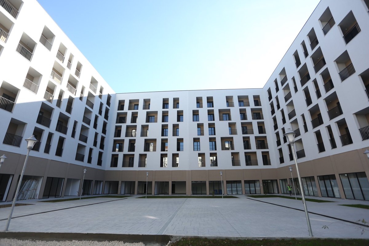 erionveliaj's tweet photo. Në 📍 Kombinat po punojmë me kapacitet të plotë për të ndërtuar pallatet 🏢 që do të strehohen familjet e prekura 🧑‍🧑‍🧒‍🧒 nga tërmeti. 

E kemi treguar se kur lejohemi të punojmë nga partitë që s’kanë bërë asnjë punë, bëjmë gjëra të mrekullueshme. 💪🏻😊 https://t.co/mrJvuskJZ0
