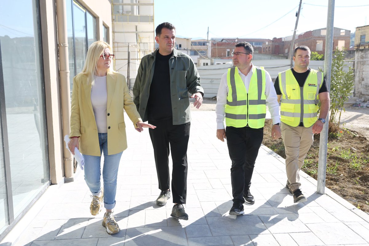 erionveliaj's tweet photo. Në 📍 Kombinat po punojmë me kapacitet të plotë për të ndërtuar pallatet 🏢 që do të strehohen familjet e prekura 🧑‍🧑‍🧒‍🧒 nga tërmeti. 

E kemi treguar se kur lejohemi të punojmë nga partitë që s’kanë bërë asnjë punë, bëjmë gjëra të mrekullueshme. 💪🏻😊 https://t.co/mrJvuskJZ0