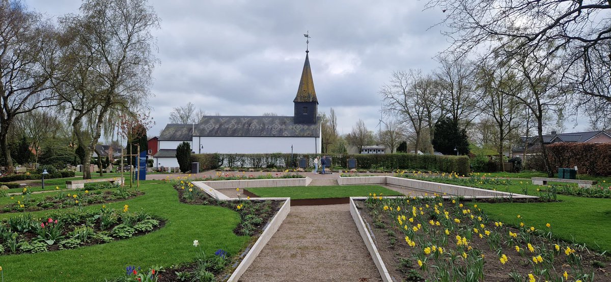 Dit weekend is er weer een groep vrijwilligers vanuit #Putten en vanuit het land naar #Ladelund afgereisd om daar samen met vrijwilligers uit #Ladelund en omgeving de #Tuinvanontmoeting een jaarlijkse onderhoudsbeurt te geven.

Samen tuinieren en samen zijn op deze prachtige dag