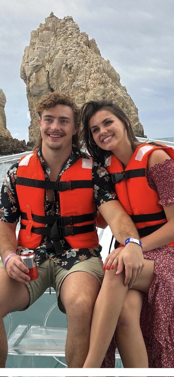 RonCrowe567's tweet image. Good looking couple right there.