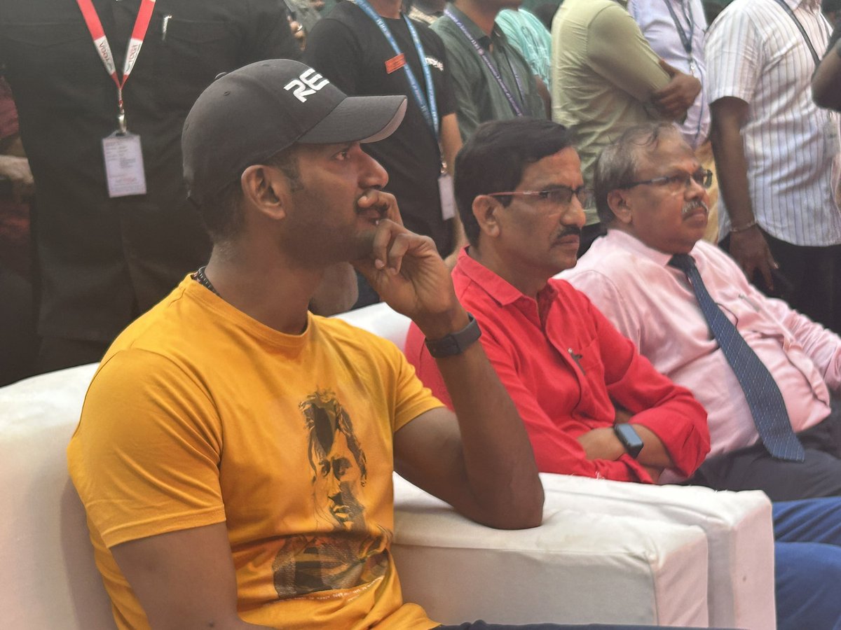 Puratchi Thalapathy @VishalKOfficial at the SRM College in Chennai for the promotions of #Rathnam 🔥 A film by #Hari, in theatres on April 26th! A @ThisisDSP musical. @stonebenchers @ZeeStudiosSouth @priya_Bshankar @mynnasukumar #TSJay @dhilipaction @PeterHeinOffl…