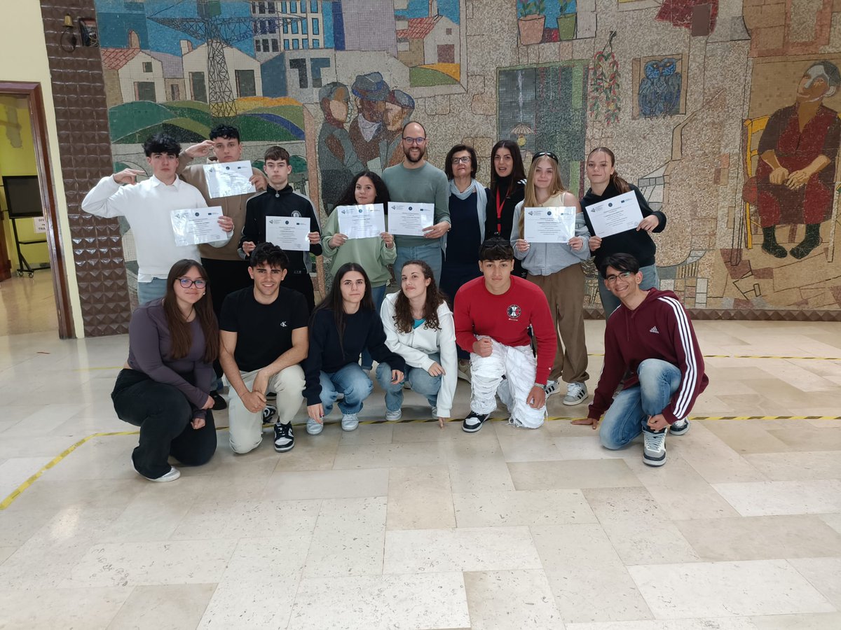 benito_moren's tweet photo. Grandes aprendizajes y grandes amigos en el IST Porfido Olivetti de Matera. Nuestro alumnado recoge sus certificados por su buen trabajo, ¡enhorabuena! #ErasmusPlus https://t.co/vZ0aqJANMI