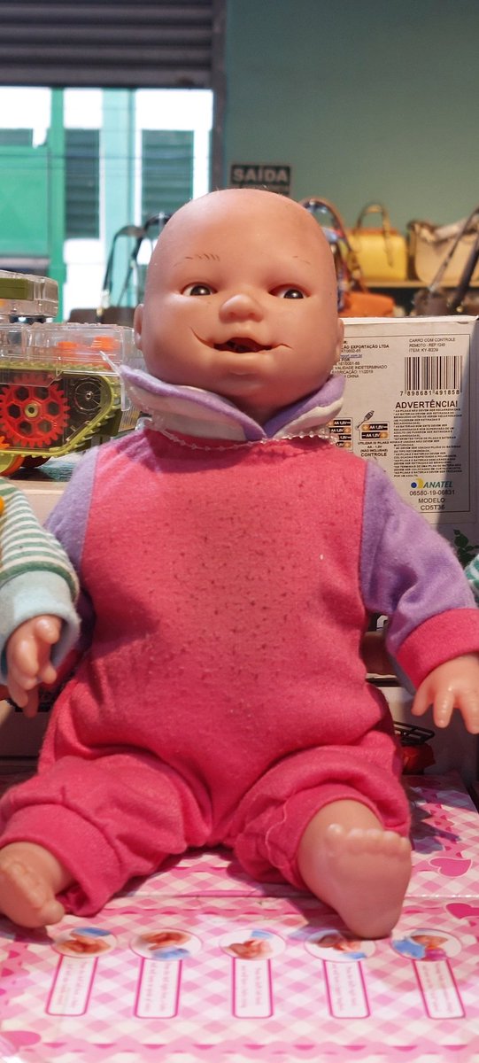 A boneca a venda aqui na loja do bairro.