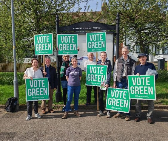 Greens out and about in support of @CarolyneCulver in Kentwood - she will make an excellent MP for Reading West and mid Berks 💚