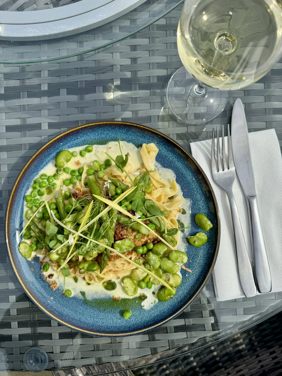 The perfect spring/ summery dish? 🤩☀️🌷🌾🌈 Handmade tagliatelle pasta, peas, broad beans and asparagus, light goats cheese cream, crispy shallots, wild garlic oil Available lunch and evening menu, 12-2pm, 6-8pm Weds-Sat 01296 534450 Hello@thestag.pub thestag.pub/reservations/