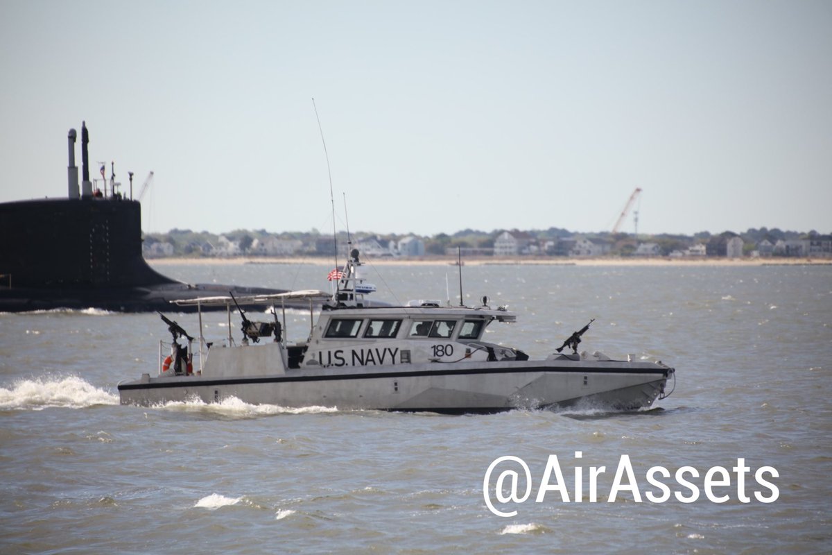 AirAssets's tweet photo. 08:45 hrs Eastern time the USS Washington callsign #Eventdelta SSN787 a Virginia class nuclear submarine returning from Annapolis and then possibly going out to sea. She is waiting for tug with pilot and 3 passengers to embark from Wendy Moran.
#ssn787 #usswashington #submarine https://t.co/T4mHYGODvm