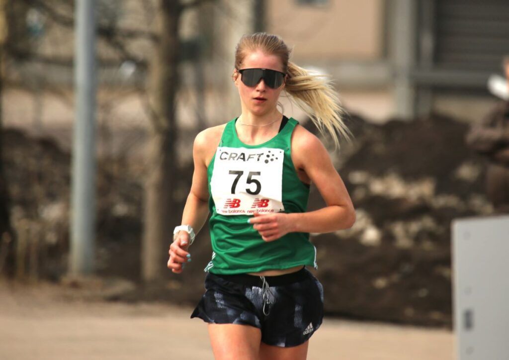 Alisa Vainio uusi viimevuotisen mestaruutensa maantiejuoksun SM-kisojen puolimaratonilla Lahden Mukkulassa. Voittoajallaan 1.14.00 hän jäi melko rei yleisurheilu.fi/uutinen/vainio…