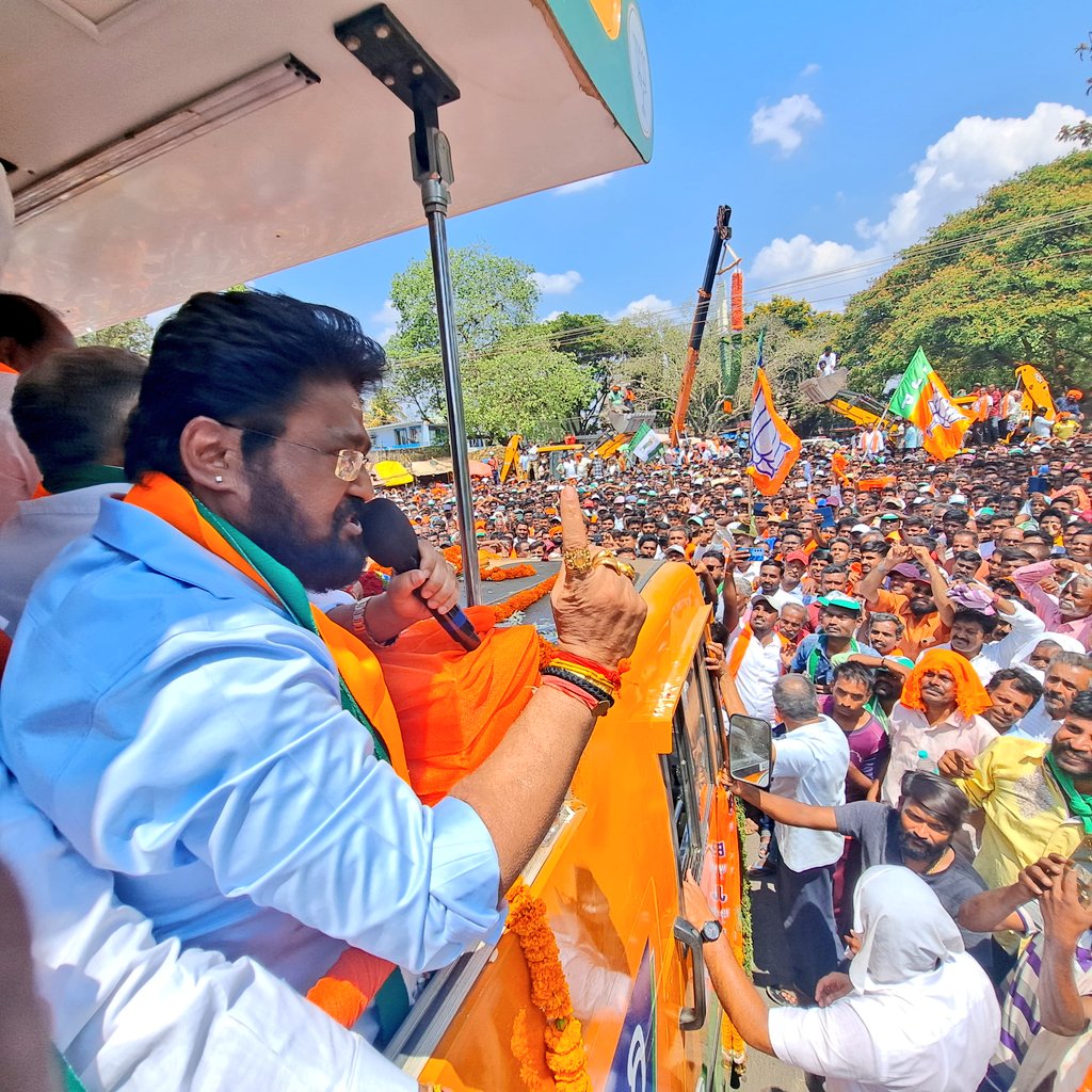 Jaggesh2's tweet image. #ತಿಪಟೂರು_ನೊಣವಿನಕೆರೆ #ತುರುವೇಕೆರೆ @VSOMANNA_BJP ರವರ ಪರ ಪ್ರಚಾರ ಸಭೆಯಲ್ಲಿ ಭಾಜಪ ಅಧ್ಯಕ್ಷರು ಶ್ರೀ @BYVijayendra ಮಾಜಿ ಮುಖ್ಯಮಂತ್ರಿಗಳು ಶ್ರೀ @hd_kumaraswamy ರವರೊಂದಿಗೆ ಭಾಗವಹಿಸಿದ ಕ್ಷಣ..
@BJP4Karnataka
@RajeshGaVee
#MTkrishnappa
#Masalejayram
#Nagesh