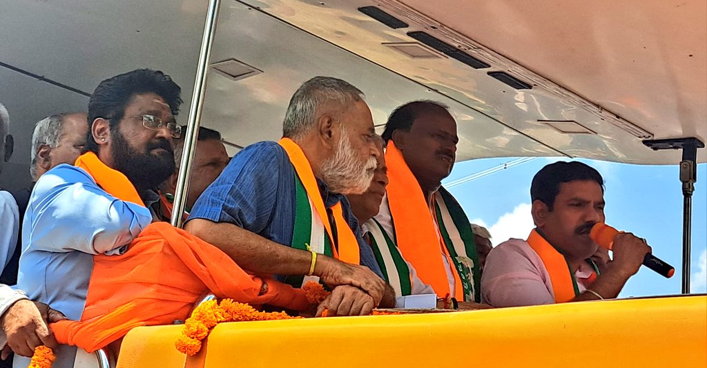 Jaggesh2's tweet image. #ತಿಪಟೂರು_ನೊಣವಿನಕೆರೆ #ತುರುವೇಕೆರೆ @VSOMANNA_BJP ರವರ ಪರ ಪ್ರಚಾರ ಸಭೆಯಲ್ಲಿ ಭಾಜಪ ಅಧ್ಯಕ್ಷರು ಶ್ರೀ @BYVijayendra ಮಾಜಿ ಮುಖ್ಯಮಂತ್ರಿಗಳು ಶ್ರೀ @hd_kumaraswamy ರವರೊಂದಿಗೆ ಭಾಗವಹಿಸಿದ ಕ್ಷಣ..
@BJP4Karnataka
@RajeshGaVee
#MTkrishnappa
#Masalejayram
#Nagesh