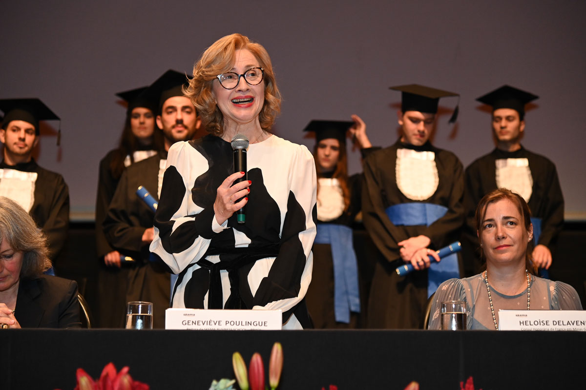 SKEMA_BS's tweet photo. [VOUS L'AVEZ MANQUÉ 🔄] Notre campus de Belo Horizonte a récemment célébré la remise des diplômes de la 2e promotion brésilienne du Global BBA au centre cultural UNIMED-BH Minas. Alice Guilhon, DG de SKEMA, était présente lors de l’événement. https://t.co/FDCWBZyc3K #WeAreSKEMA https://t.co/KObF8LbVvu