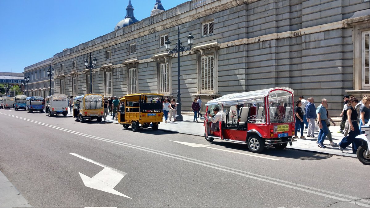 MadridExiste's tweet image. Mientras a la madrileños nos prohíben circular libremente con nuestros coches y motos, a determinadas empresas les permiten incluso aparcar en sitios totalmente prohibidos para los madrileños... el Madrid del @GrupoPPMadrid cada vez se parece más a Cuba...