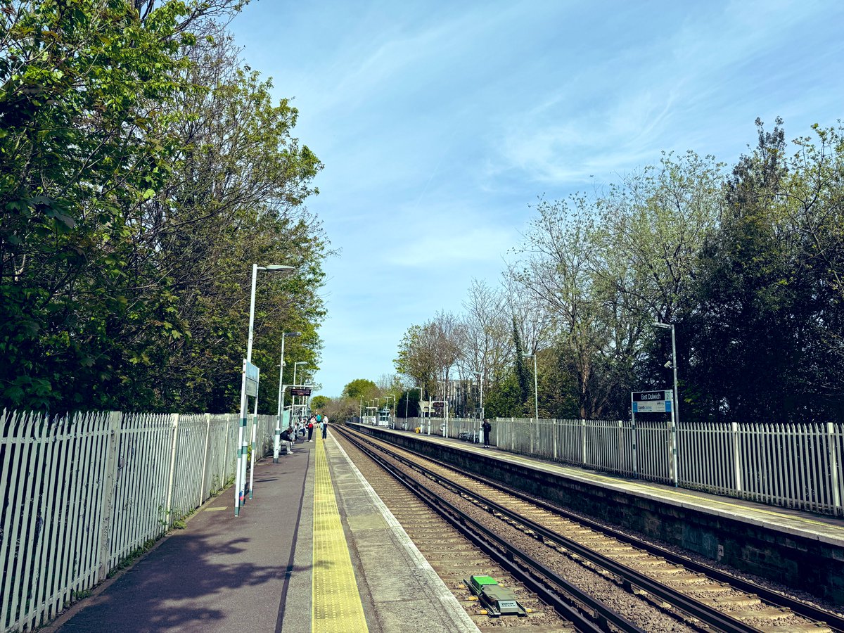 Warmest day of the year this far (I think) here in #London.  

Lawn mowing ✅
Weber clean ✅

Taking the train to #LondonBridge for a nice post lunch walk.