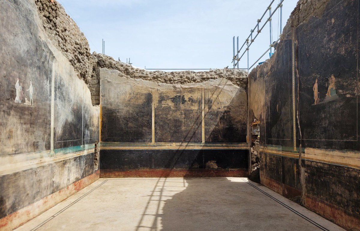 pompeii_sites's tweet photo. Pompeii. A spectacular banqueting room with elegant black walls, decorated with mythological characters and subjects inspired by the Trojan War, is one of the rooms recently been brought to light during the excavations currently underway in insula 10 of Regio IX. https://t.co/yxxL2vABX7