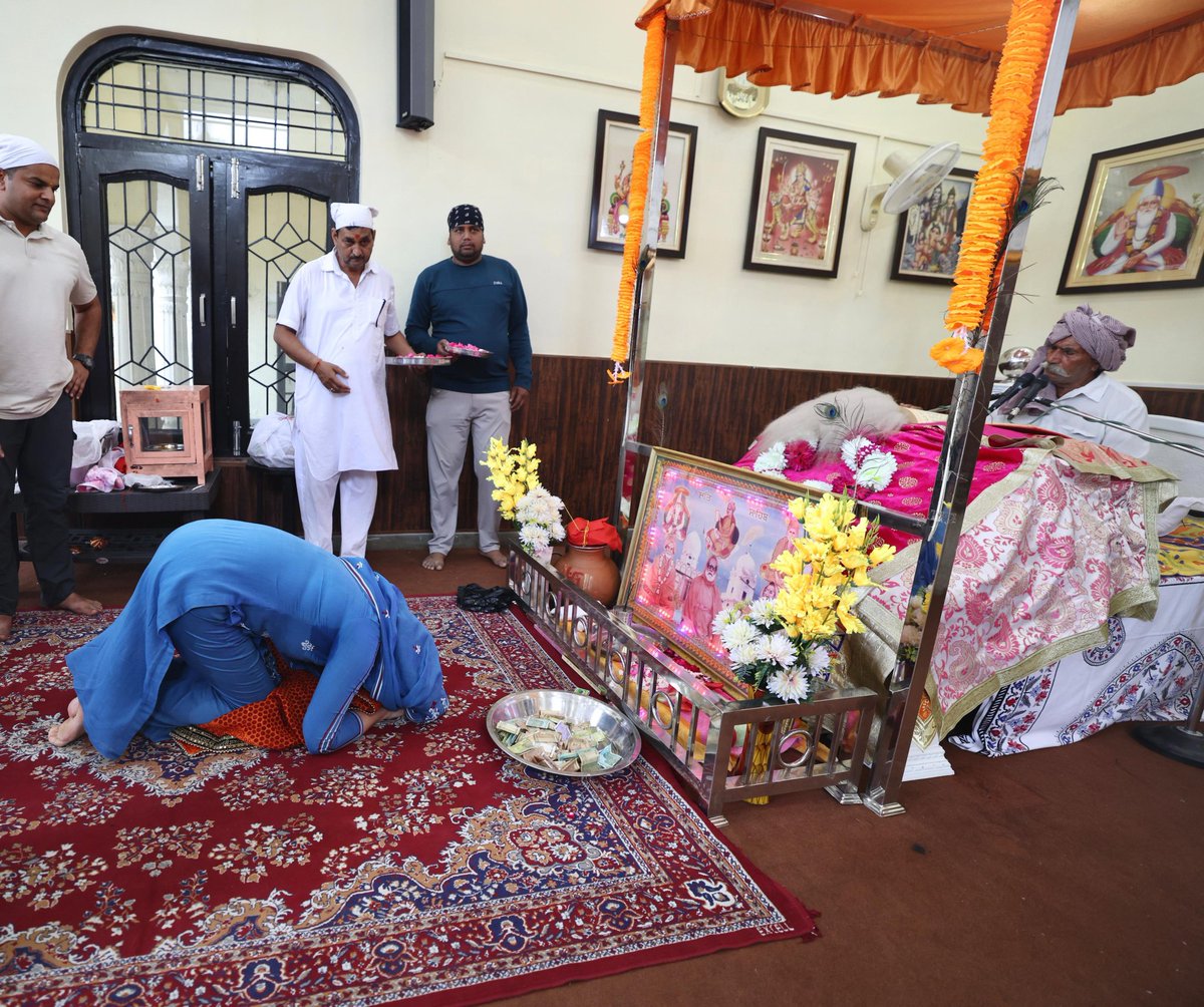 कांग्रेस महासचिव श्रीमती @priyankagandhi जी ने रामनगर, उत्तराखंड में श्री ब्रह्मानंद महाराज जी का आशीर्वाद लिया। साथ ही आश्रम में स्थित मंदिर में भगवान शिव के दर्शन कर देश और प्रदेशवासियों की सुख-समृद्धि के लिए प्रार्थना की।