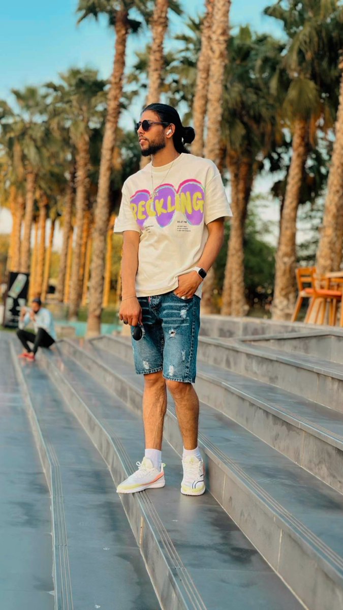 twi_x22's tweet photo. بخطف الانظار 💛💜 https://t.co/U09yuFlc7K