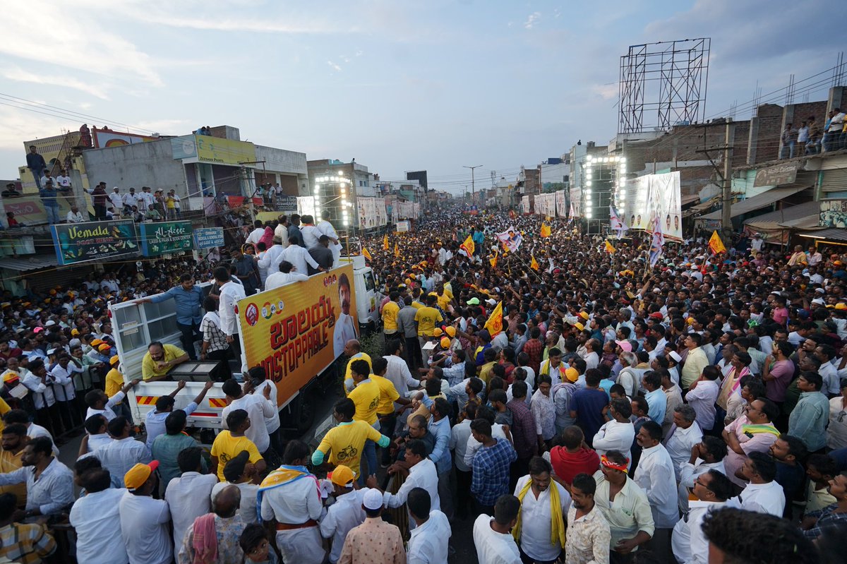 iTDP_Official's tweet photo. కదిరిలో స్వర్ణాంధ్ర సాకార యాత్ర 🔥 

#NandamuriBalakrishna #TDPJSPBJPWinning #NijamGelavaliNDARavali #AndhraPradesh https://t.co/ro4sIHu1L7