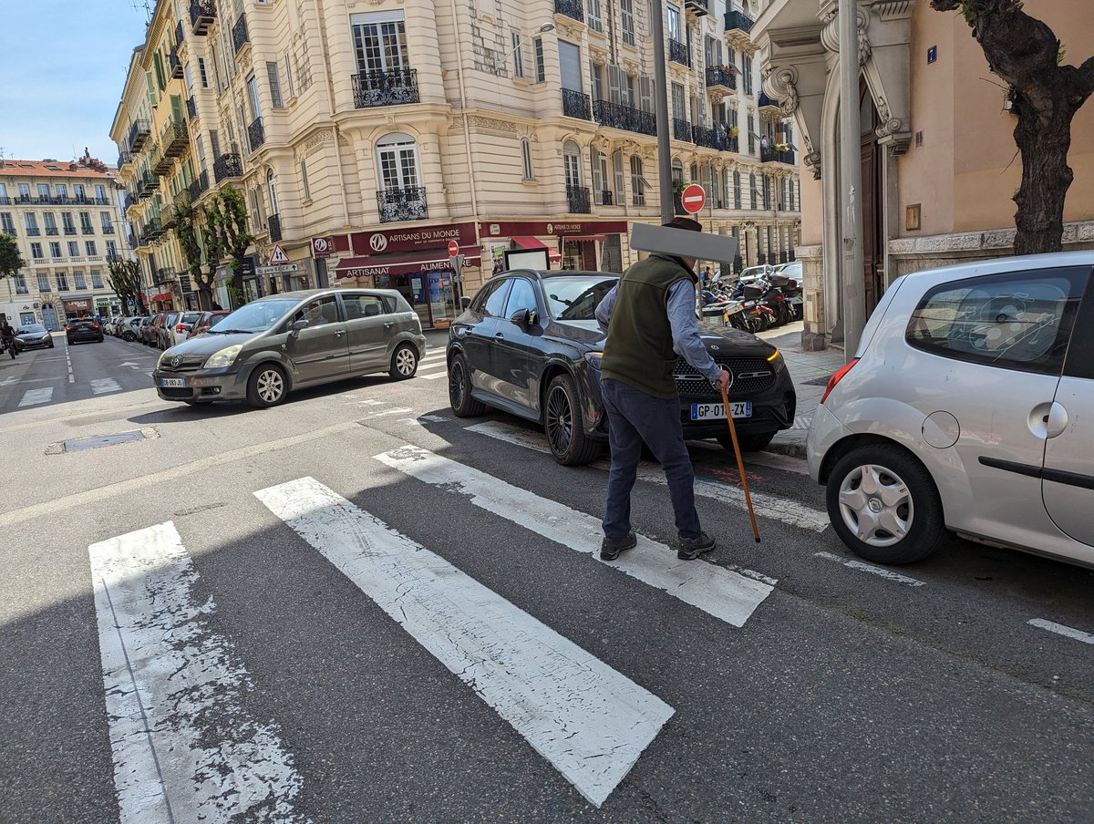 À #NiceVilleLaxiste les #GCUM se garent sur les passages piétons car ils savent que la police du Maire n'ira jamais les verbaliser. Impunité à la niçoise. @cestrosi @gaelnofri @richardchemla @RomainCardelli @AnneRamos06