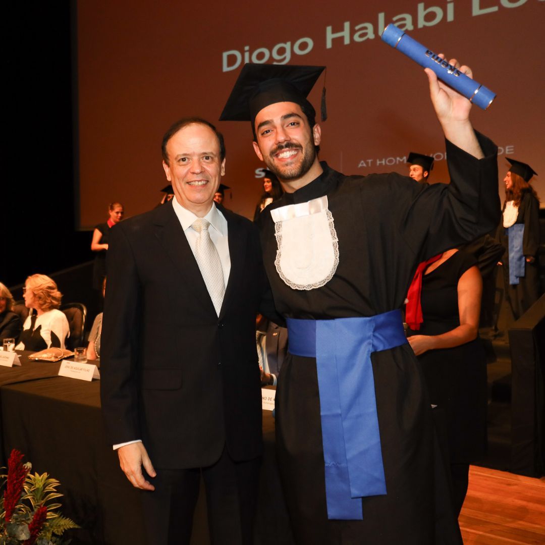 SKEMA_BS's tweet photo. [VOUS L'AVEZ MANQUÉ 🔄] Notre campus de Belo Horizonte a récemment célébré la remise des diplômes de la 2e promotion brésilienne du Global BBA au centre cultural UNIMED-BH Minas. Alice Guilhon, DG de SKEMA, était présente lors de l’événement. https://t.co/FDCWBZyc3K #WeAreSKEMA https://t.co/KObF8LbVvu