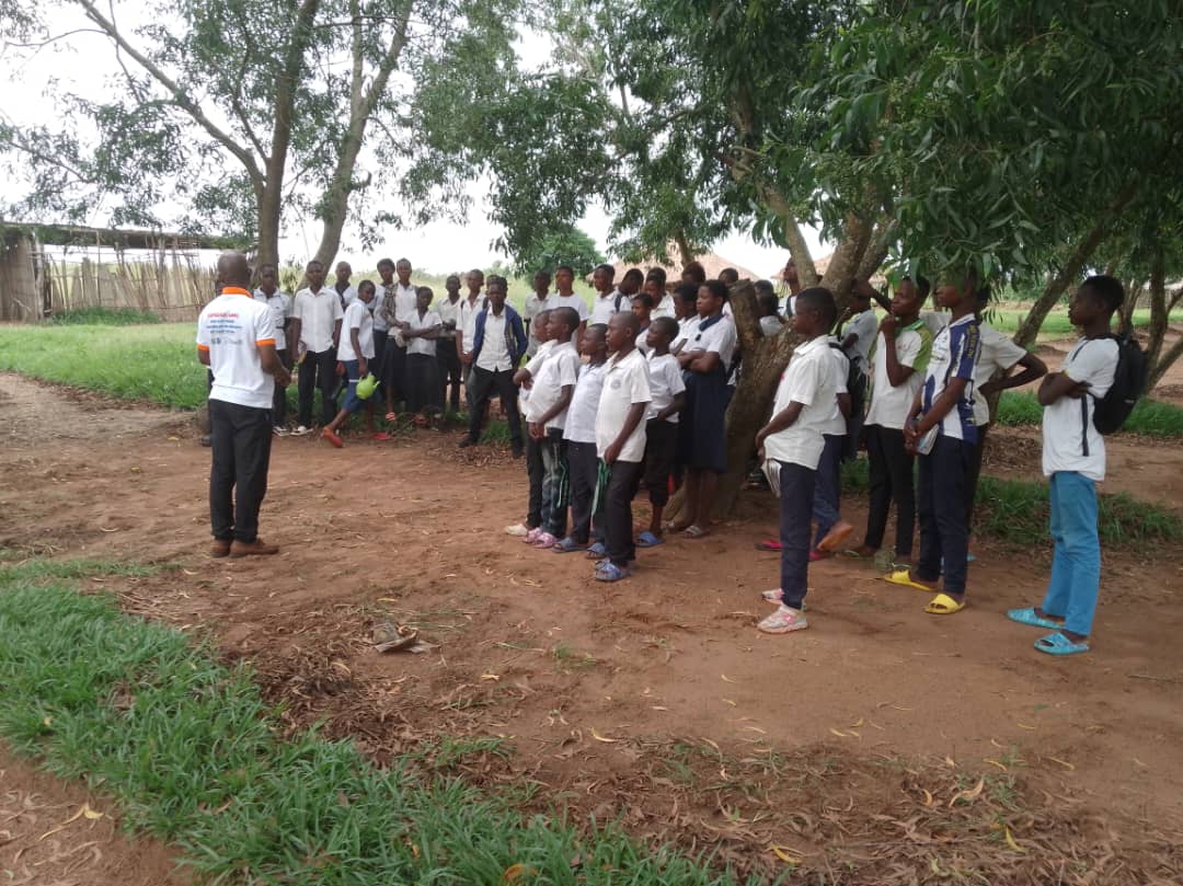 KasaiVlf's tweet photo. #Demba : 102 élèves de l'institut NKOTA situé dans le quartier Dibatayi sont sensibilisés sur les unions conjugales des enfants ,dans le cadre du programme  @VlfCongo  @CarterCenter
@DevCanada https://t.co/AncOd45F8E