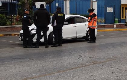 Los @BVoluntariosGT informan que el piloto de un automóvil murió baleado en la 4 avenida y 18 calle, zona 3 de la capital.