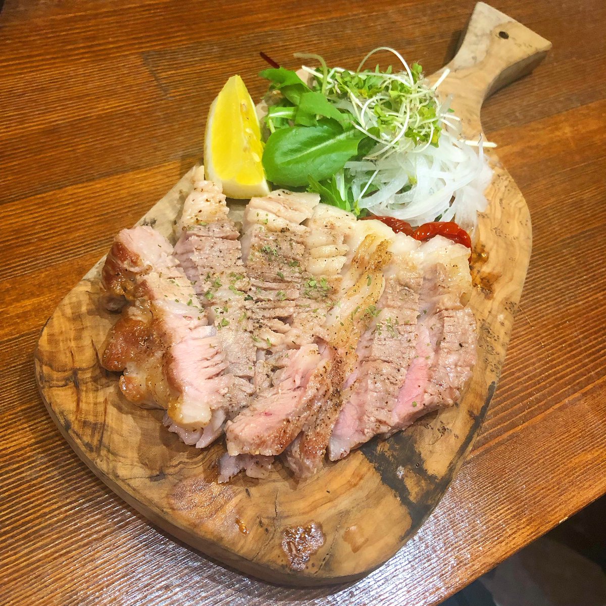 garuzow's tweet photo. 石見ポークステーキ美味かったし、狼が来た形跡あったし、店長もいいヤツだったし、タバコ吸えるし、いろんなメニューあるし、案件じゃないし誰にも宣伝とか頼まれてないけど大阪に来た時に訪れる店が増えた。幸せな夜だ。

＃どらねこ商店 ＃アメ村 ＃自主的ＰＲ https://t.co/sOCrgvs4rJ