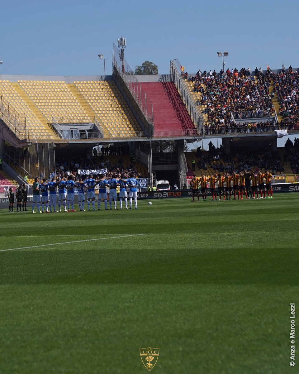 ⚫️ Un minuto di raccoglimento  per le vittime della tragedia di Suviana prima del fischio d'inizio di #LecceEmpoli #SerieATIM