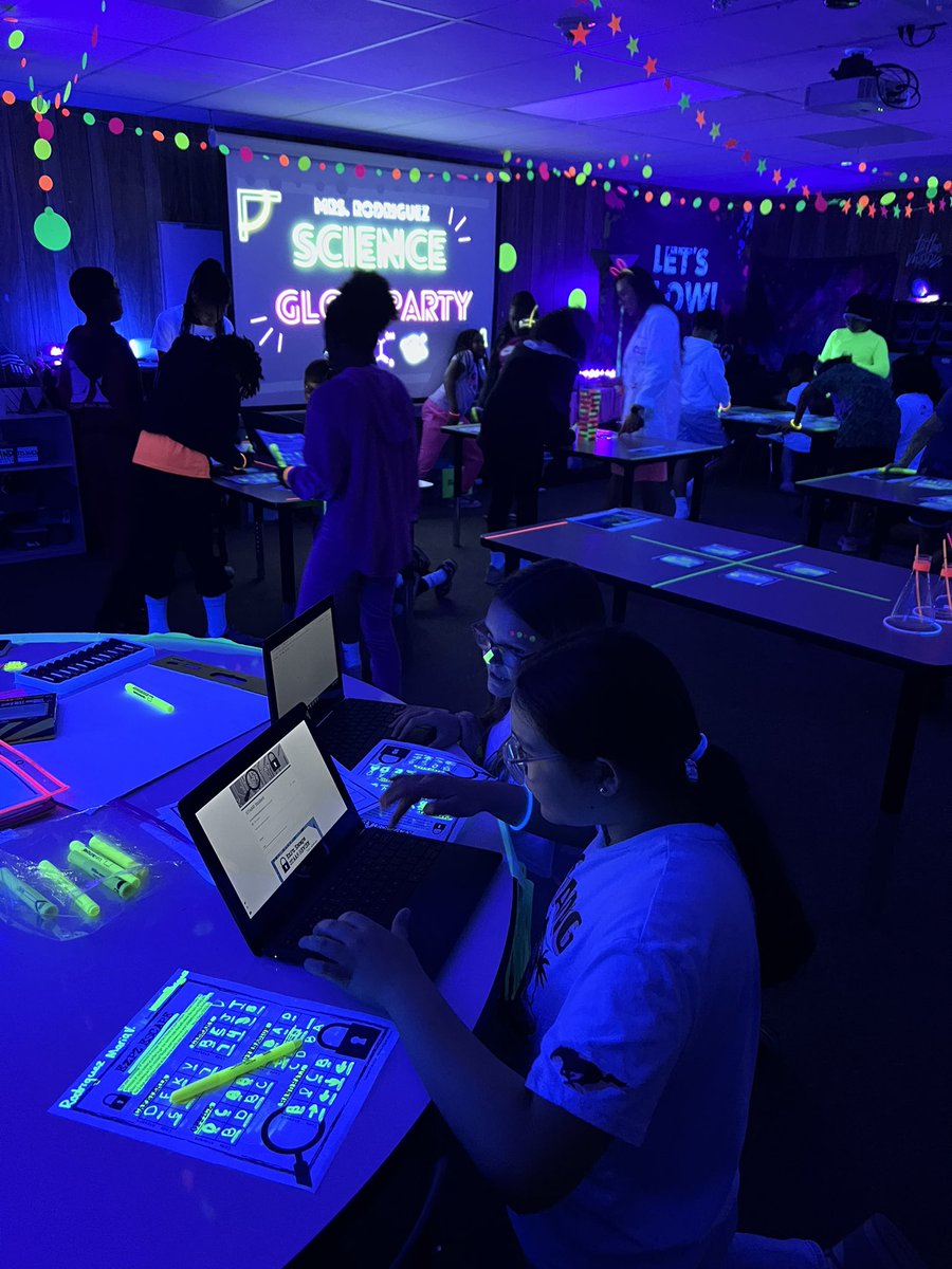 Let’s GLOW! Fun and interactive day in @SaraYRodrigu3z and @The_Mr_Finley 🌟🥼👏🏼@HumbleISD_GE