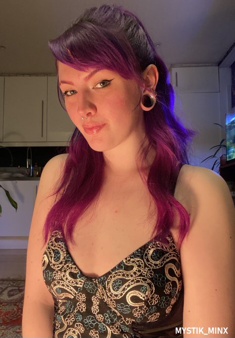 that lovely glowing lighting? its my electric heater. i was cold lol https://t.co/WbSYYDmMlq