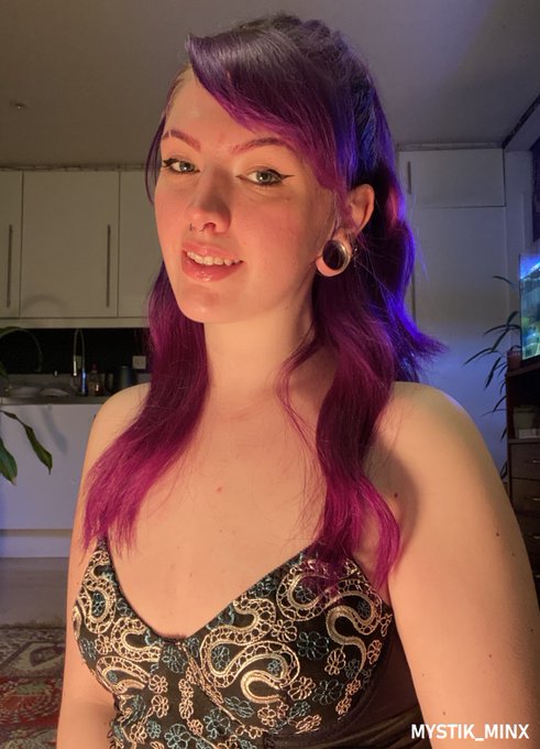 that lovely glowing lighting? its my electric heater. i was cold lol https://t.co/WbSYYDmMlq