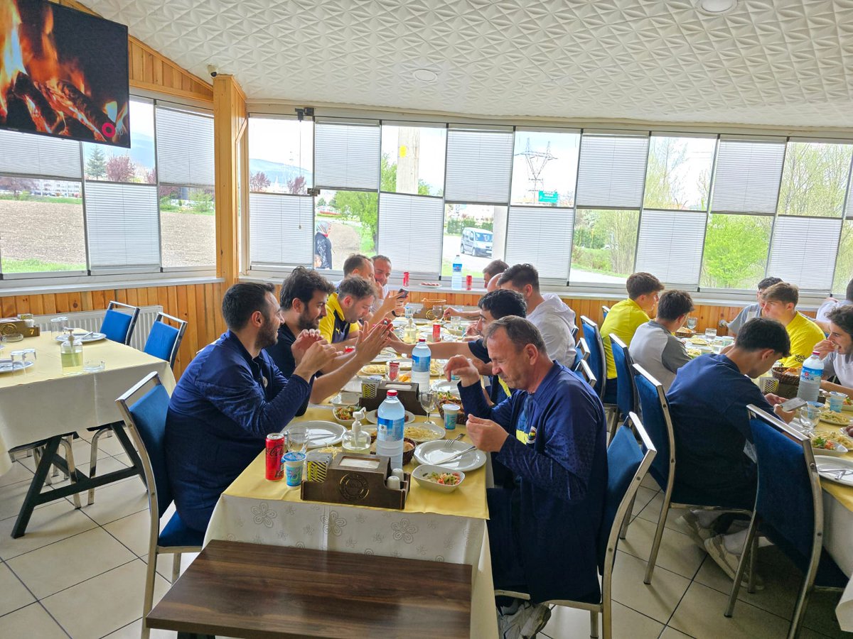 FBBOLU1's tweet photo. U19 Elit liginde Lider olan Fenerbahçe U19 Takımımızı Boluspor İle Oynadığı Karşılaşma Sonrası Dernek Lokalimizde Misafir Ettik @Fenerbahce https://t.co/kRWrrQp6Sr