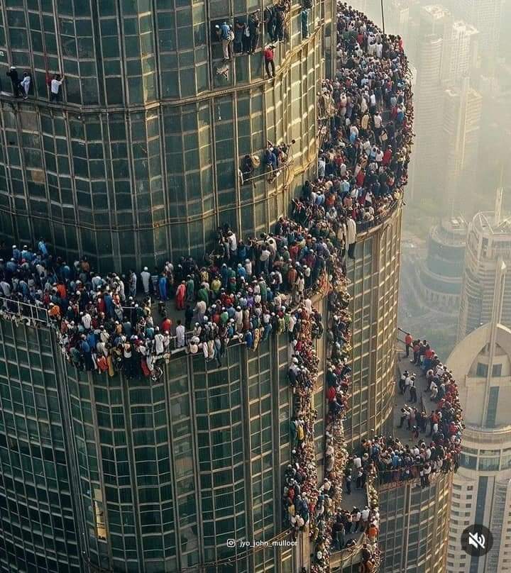 If Burj Khalifa Karachi main hota
Situation on public Holiday 😂