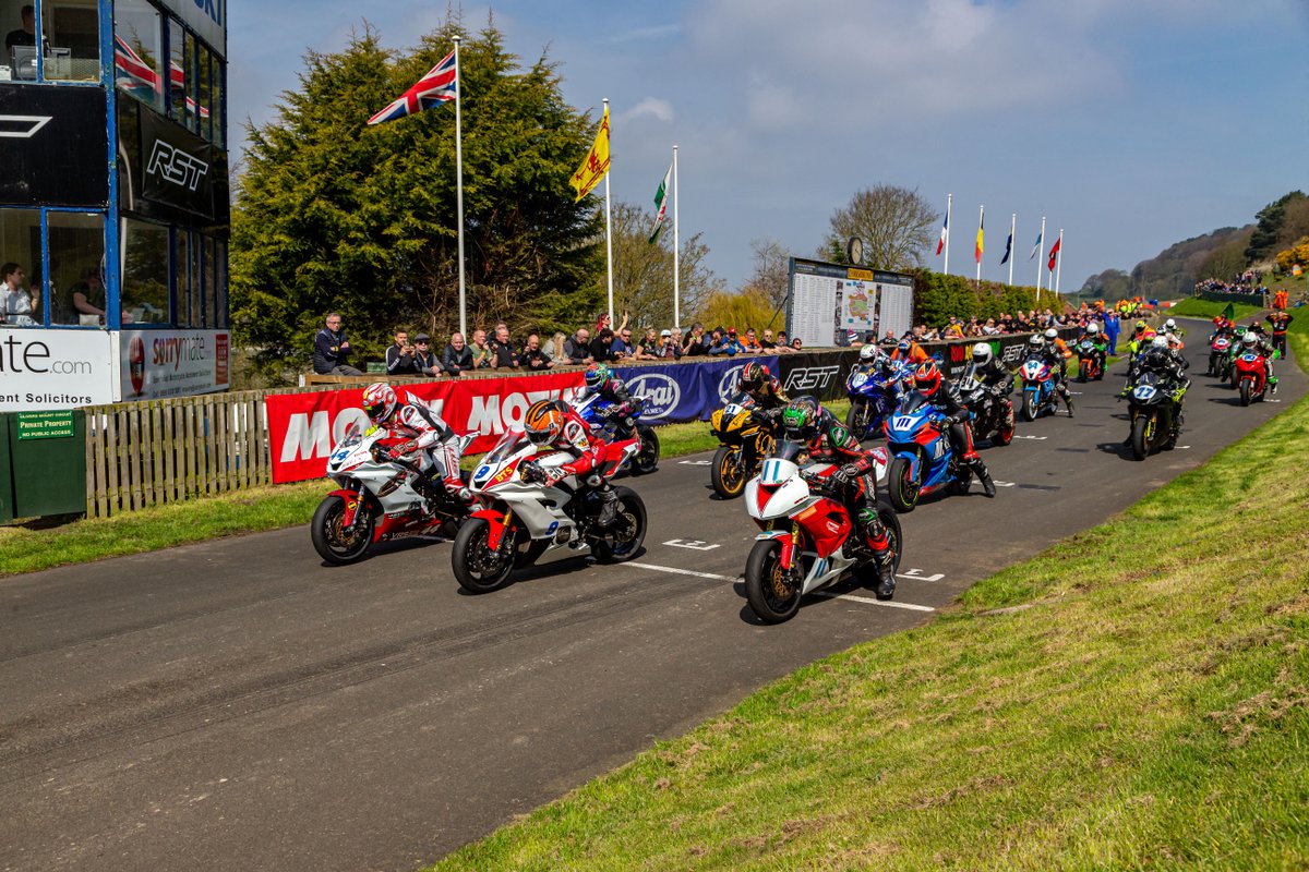 Live-Stream of the Steve Henshaw Gold Cup start-line on our YouTube channel Keep up to date on live action & commentary Click youtube.com/live/UQ1Ld6uYK… to watch! Pic: Steve McDonald #oliversmount #livestream #webcam #commentary #roadracing #scarborough #GoldCup #TT