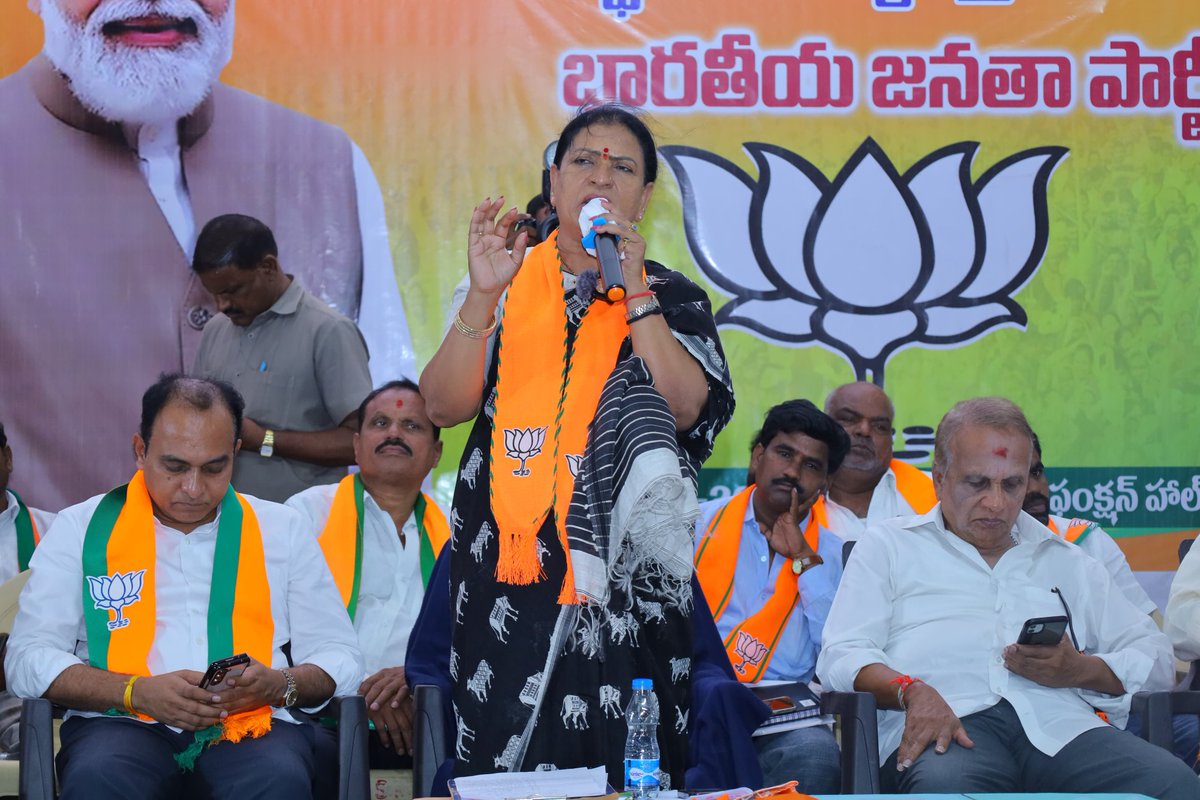 Aruna_DK's tweet photo. దేవరకద్ర నియోజకవర్గం కొత్తకోటలో నిర్వహించిన కొత్తకోట టౌన్ తో పాటు కొత్తకోట, మధనాపూర్, అడ్డాకుల మండలాల విస్తృత స్థాయి కార్యకర్తల సమావేశంలో పాల్గొని నరేంద్ర మోదీ గారి ఆధ్వర్యంలో బీజేపీ ప్రభుత్వం చేపట్టిన పథకాలను ప్రజలకు చేరవేసి బీజేపీ ని గెలిపించాలని కోరిన డీకే అరుణమ్మ...
@narendramodi @JPNadda
@AmitShah @BJP4India
@BJP4Telangana #BJP 
#PhirEkBaarModiSarkar
#Mahabubnagar