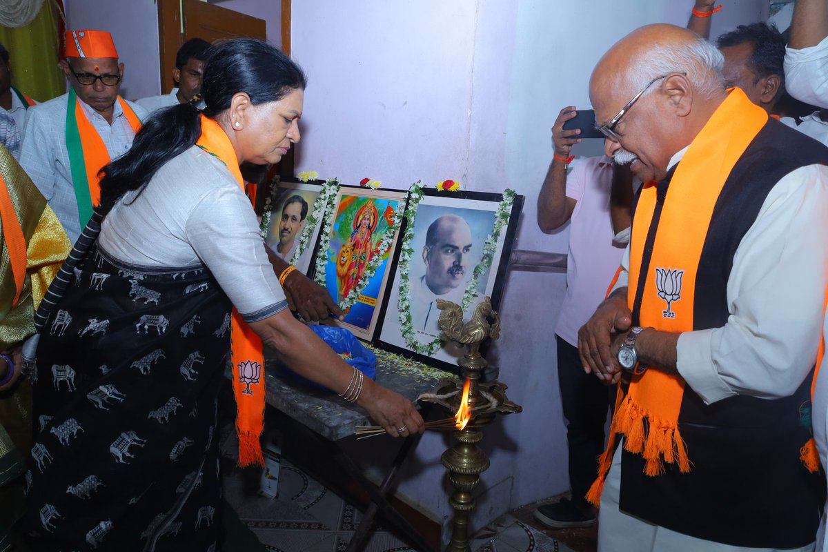 Aruna_DK's tweet photo. దేవరకద్ర నియోజకవర్గం కొత్తకోటలో నిర్వహించిన కొత్తకోట టౌన్ తో పాటు కొత్తకోట, మధనాపూర్, అడ్డాకుల మండలాల విస్తృత స్థాయి కార్యకర్తల సమావేశంలో పాల్గొని నరేంద్ర మోదీ గారి ఆధ్వర్యంలో బీజేపీ ప్రభుత్వం చేపట్టిన పథకాలను ప్రజలకు చేరవేసి బీజేపీ ని గెలిపించాలని కోరిన డీకే అరుణమ్మ...
@narendramodi @JPNadda
@AmitShah @BJP4India
@BJP4Telangana #BJP 
#PhirEkBaarModiSarkar
#Mahabubnagar