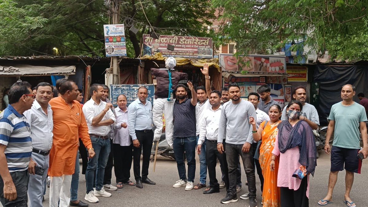 SandyJaiswal83's tweet photo. आज मदनगीर मंडल वार्ड 165 में आप विधायक अजय दत्त कार्यालय के पास सी ब्लॉक दक्षिणपुरी चौक पर भ्रष्ट व घोटाले के सरगना सीएम केजरीवाल के इस्तीफे को लेकर पुतला दहन कर रोष प्रकट किया। इस अवसर सभी श्रेष्ठ और ज्येष्ठ कार्यकर्ता उपस्थित रहे।
#KejriwalFailsDelhi #kejriwalcorruption https://t.co/DRFxnw4kYI