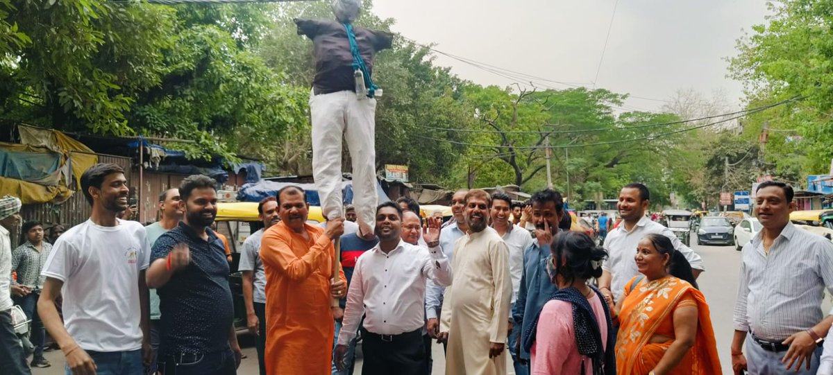 SandyJaiswal83's tweet photo. आज मदनगीर मंडल वार्ड 165 में आप विधायक अजय दत्त कार्यालय के पास सी ब्लॉक दक्षिणपुरी चौक पर भ्रष्ट व घोटाले के सरगना सीएम केजरीवाल के इस्तीफे को लेकर पुतला दहन कर रोष प्रकट किया। इस अवसर सभी श्रेष्ठ और ज्येष्ठ कार्यकर्ता उपस्थित रहे।
#KejriwalFailsDelhi #kejriwalcorruption https://t.co/DRFxnw4kYI