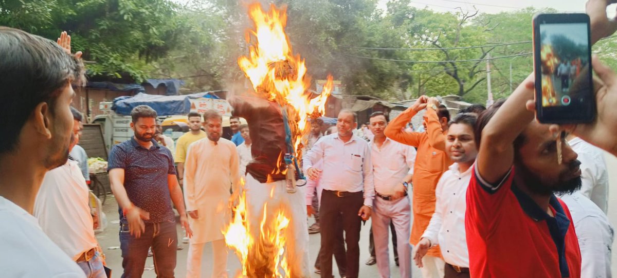 SandyJaiswal83's tweet photo. आज मदनगीर मंडल वार्ड 165 में आप विधायक अजय दत्त कार्यालय के पास सी ब्लॉक दक्षिणपुरी चौक पर भ्रष्ट व घोटाले के सरगना सीएम केजरीवाल के इस्तीफे को लेकर पुतला दहन कर रोष प्रकट किया। इस अवसर सभी श्रेष्ठ और ज्येष्ठ कार्यकर्ता उपस्थित रहे।
#KejriwalFailsDelhi #kejriwalcorruption https://t.co/DRFxnw4kYI