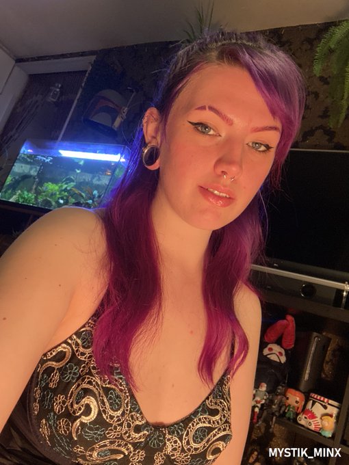 focus on me. don't focus on all my silly star wars merch in the background. eyes on me !! https://t.