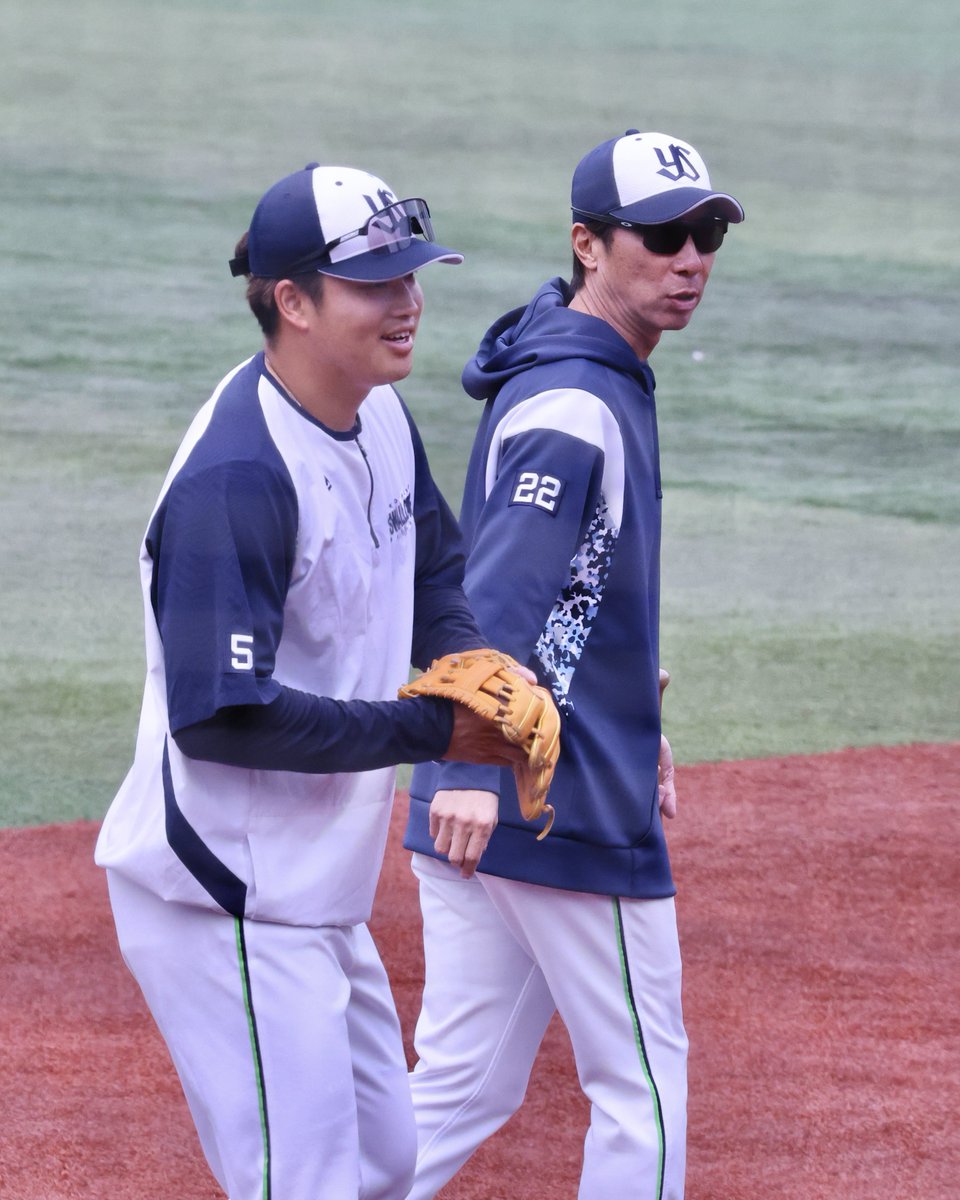 ノック中監督に話しかけられてニコニコのムネくん
2024/4/13 横浜スタジアム

#swallows #村上宗隆 #高津臣吾